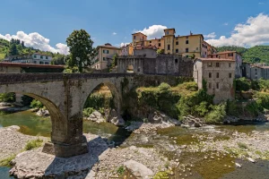 Geniet van de charme van oude dorpjes zoals Castelnuovo