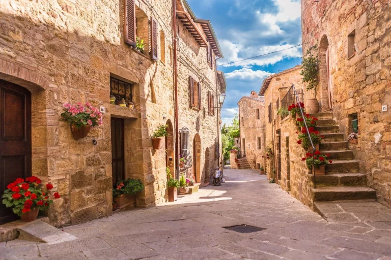 Verken de middeleeuwse straten van toscane op schaal