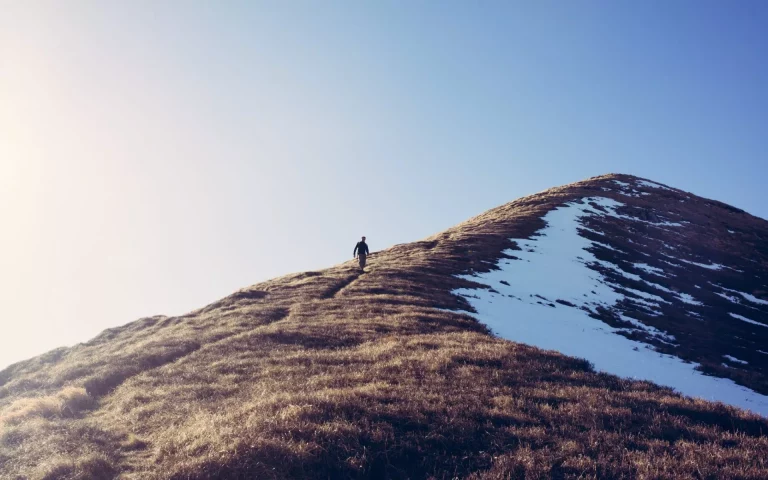 Wandern auf grasbewachsenen Bergrücken erklommen