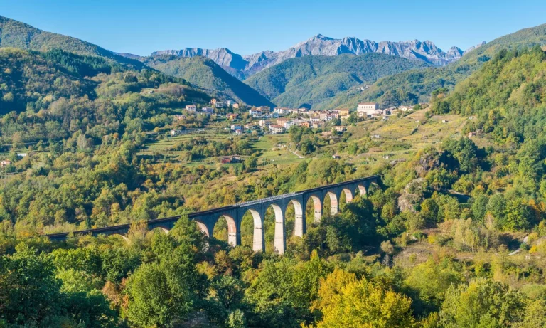 Paysage idyllique des Alpes apuanes à l'échelle