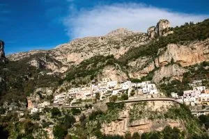 Vue panoramique de la ville côtière de Positano sur les sommets du mont San Michele