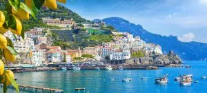 Vue panoramique de la belle ville d'Amalfi sur les collines qui descendent vers la côte