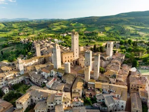 Katsele San Gimignanon torneja, jotka on kaiverrettu kultaisiin sävyihin.