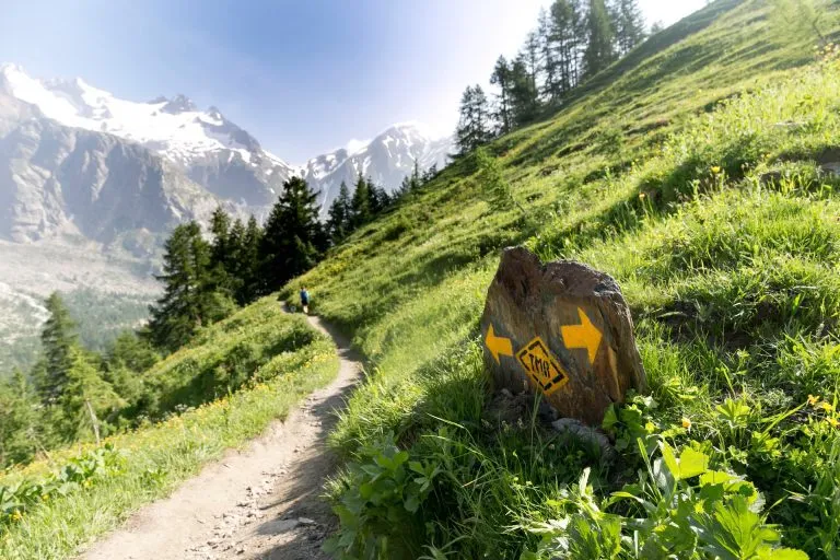 Poste de señales en el recorrido del mont blanc ruta de senderismo más pintoresca de europa