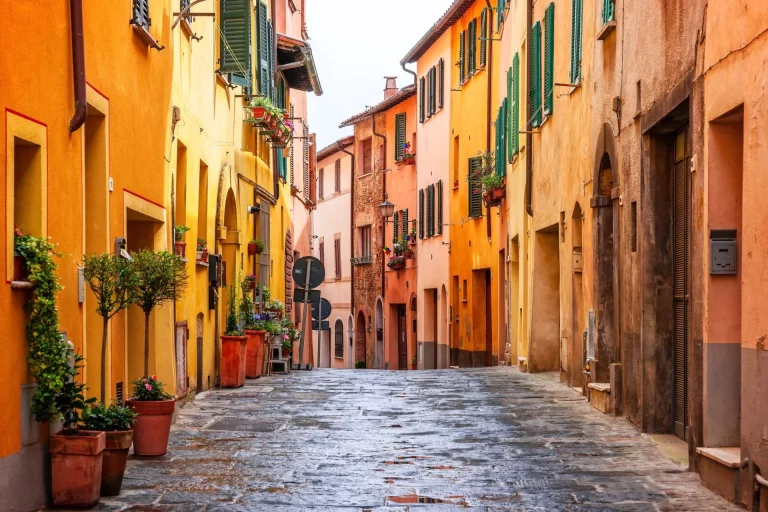 Straßen der Altstadt von Montepulciano skaliert